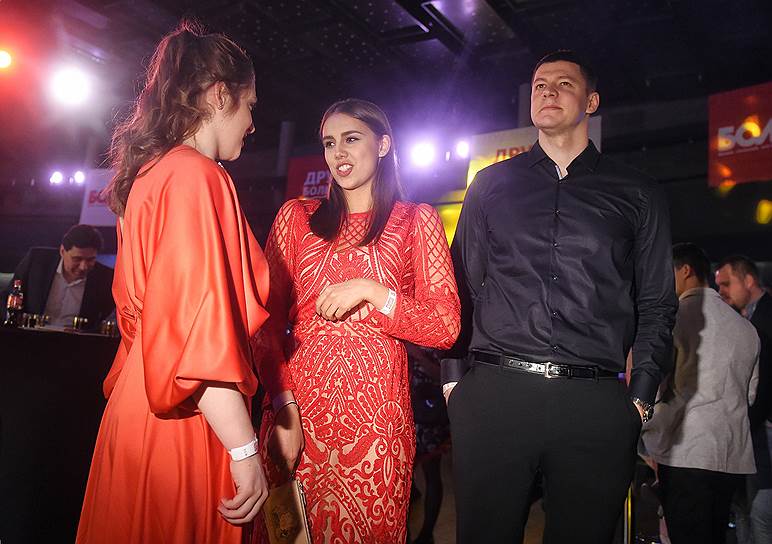 Гимнастки Маргарита Мамун (в центре) и Алия Мустафина (слева) во время вечера признательности и поддержки российских спортсменов «Друзья большого спорта» в «Арбат-Холле», который был посвящен Чемпионату мира по футболу в 2018 году