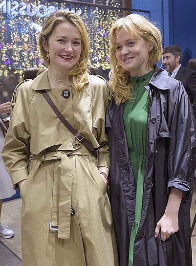 Актрисы Надежда и Анна (справа) Михалковы во время коктейля по случаю предпоказа новой коллекции ювелирного дома Mauboussin