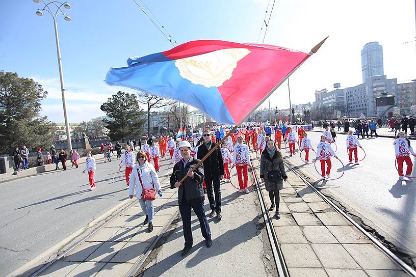 Первомайская демонстрация на проспекте Ленина в Екатеринбурге