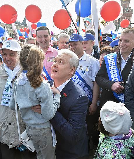 Мэр Москвы Сергей Собянин (в центре) во время традиционного первомайского шествия профсоюзов на Красной площади