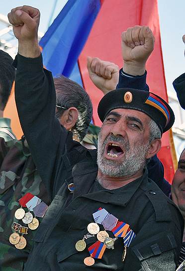 Лидер оппозиционного движения «Елк» Никол Пашинян на площади Республики
