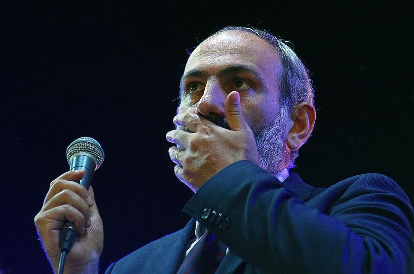 Лидер оппозиционного движения «Елк» Никол Пашинян во время митинга