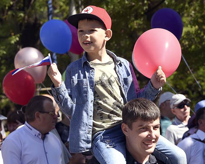 Участники первомайского шествия в Алуште (Республика Крым) 
