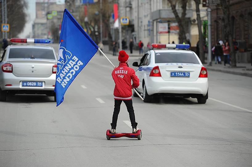 Участница демонстрации в Новосибирске на гироскутере