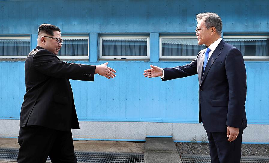 Лидер Северной Кореи Ким Чен Ын (слева) и президент Южной Кореи Мун Чжэ Ин