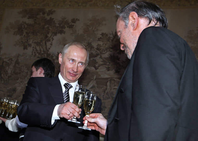 В 2004, 2012 и 2018 годах был доверенным лицом кандидата в президенты РФ Владимира Путина (на фото слева)