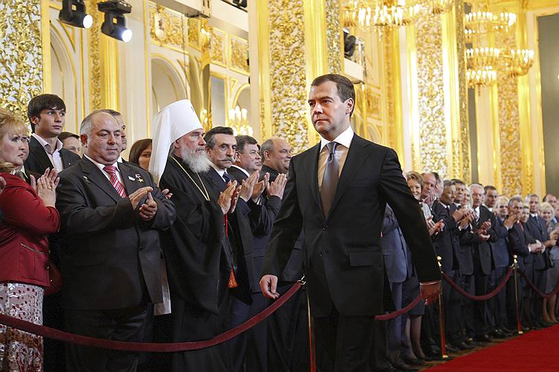 Через четыре года, 7 мая 2008-го, уже Дмитрий Медведев приносил президентскую присягу