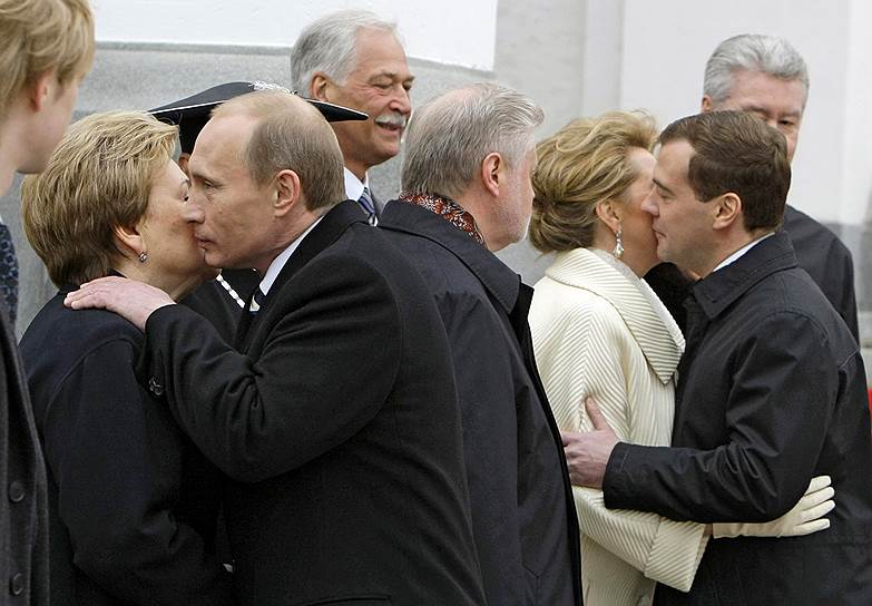 Среди поздравлявших президента Дмитрия Медведева и премьер-министра Владимира Путина была и вдова первого президента Бориса Ельцина Наина Ельцина 