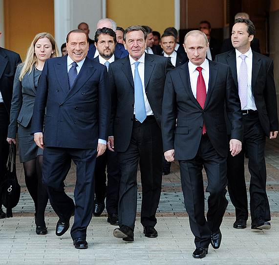 Поздравить Владимира Путина приехали его коллеги, сохранившие с ним наиболее близкие отношения: бывший канцлер ФРГ Герхард Шрёдер и бывший премьер-министр Италии Сильвио Берлускони