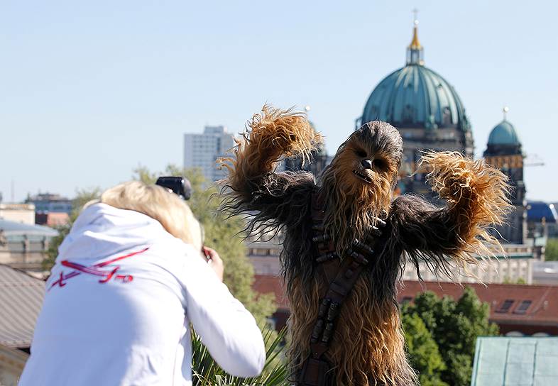 Берлин, Германия. Поклонник киноэпопеи «Звездные войны» в костюме персонажа Чубакки
