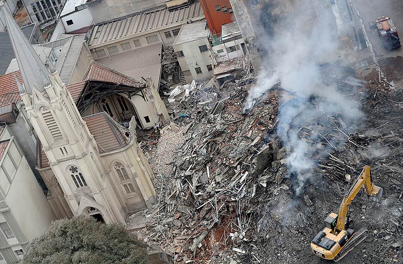 Сан-Паулу, Бразилия. Разбор завалов на месте крупного пожара в многоэтажном доме