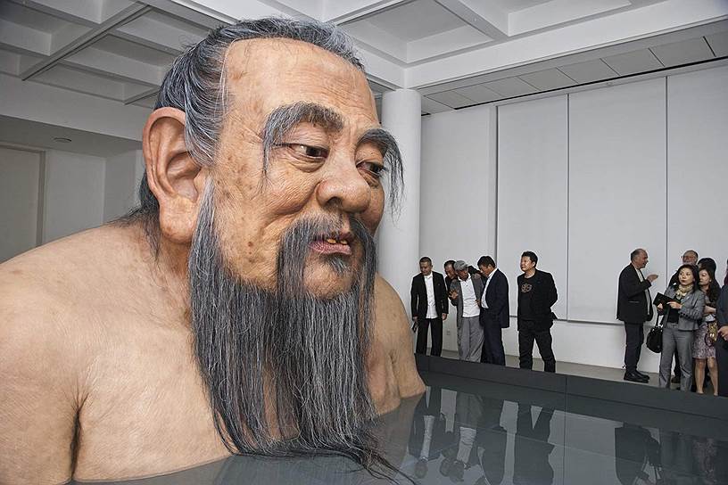 Чжан Хуань, «Живой Конфуций». Музей искусств Рокбанд, Шанхай. Углеродное волокно, акрил, стальной каркас