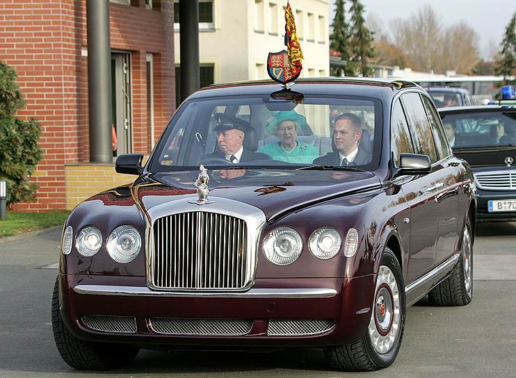 Королева Великобритании Елизавета II ездит на автомобиле Bentley State Limousine. Двери у автомобиля открываются на 90 градусов, чтобы королеве было проще выйти из машины. Цена лимузина может доходить до $15 млн