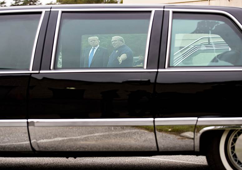 Президент США Дональд Трамп ездит на автомобиле Cadillac One. Машина обладает броней, достигающий на дверях 20 см, дополнительно укомплектована спутниковым телефоном, камерой ночного видения, пушками со слезоточивым газом и кислородной установкой. Автомобиль оценивается в $1,5 млн