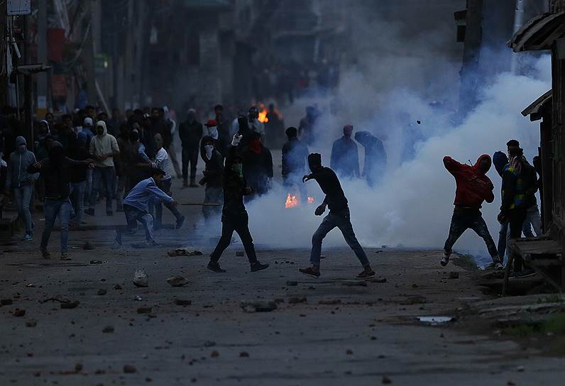 Сринагар, Индия. Протестующие закидывают правительственные войска камнями 
