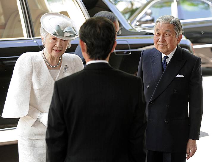 Японский император Акихито передвигается на автомобиле Toyota Century Royal, оценивающемся в $500 тыс. Лимузин оснащен пятилитровым двигателем мощностью 350 л. с. Салон машины отделан велюром, рисовой бумагой и гранитом