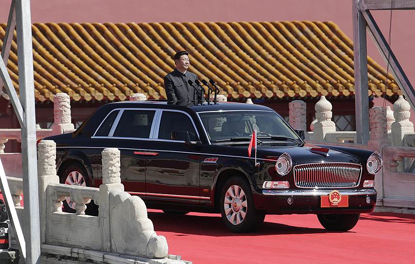 Генеральный секретарь КНР Си Цзиньпин ездит на автомобиле FAW Hong Qi HQE (в переводе — «Красное знамя»). масса автомобиля — около 4,5 тонны, а мощность его двигателя — не менее 400 л. с. СМИ сообщали, что стоимость автомобиля доходит до $1,2 млн