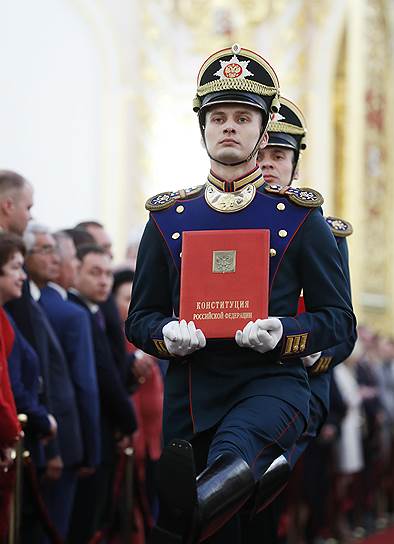 Солдаты Президентского полка вносят специальный экземпляр Конституции на церемонии инаугурации президента РФ