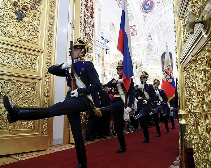 Седьмая в истории России и четвертая для Владимира Путина церемония инаугурации прошла в Кремле в полдень 7 мая.&lt;br>На Фото: почетный караул Президентского полка перед началом инаугурации