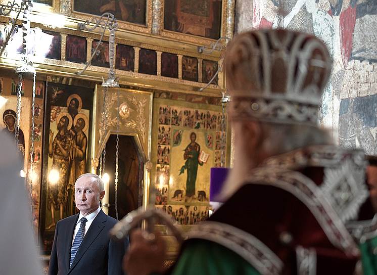 Избранный президент РФ Владимир Путин в Благовещенском соборе после церемонии инаугурации