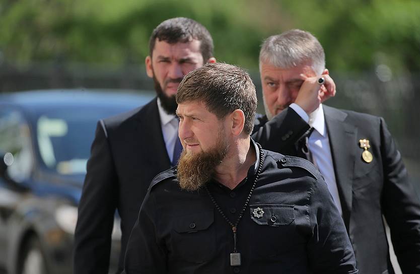 Глава Чечни Рамзан Кадыров (в центре), председатель парламента Чечни Магомед Даудов (слева) и депутат Госдумы Адам Делимханов  