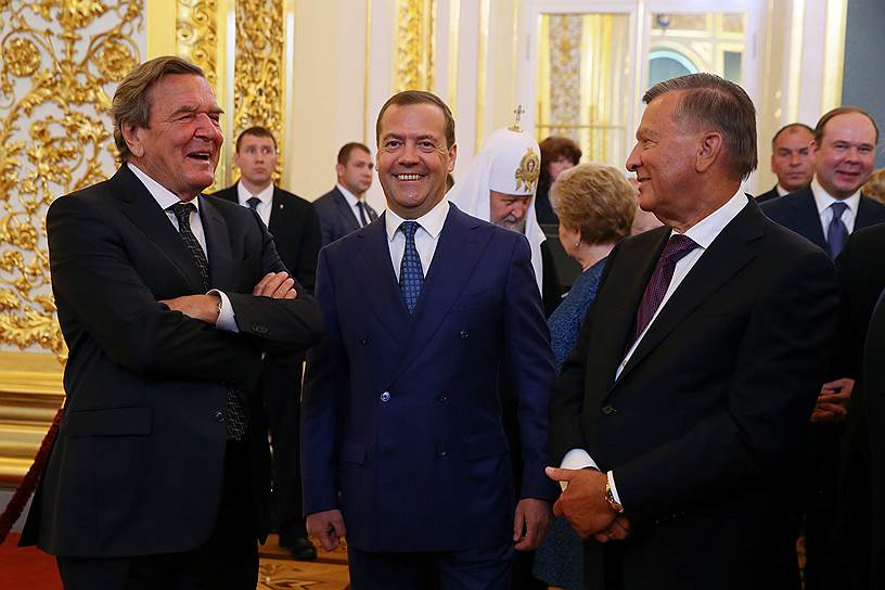 Премьер-министр России Дмитрий Медведев, экс-канцлер ФРГ Герхард Шредер (слева) и 
председатель совета директоров ПАО «Газпром» Виктор Зубков (справа)