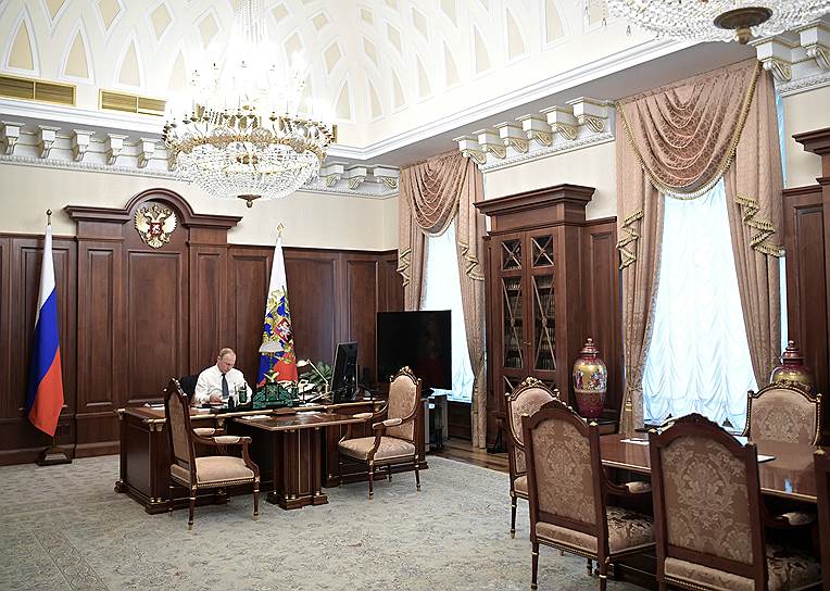Президент России Владимир Путин в своем рабочем кабинете перед инаугурацией