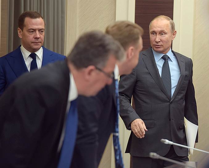 Президент России Владимир Путин (справа) и председатель правительства России Дмитрий Медведев (слева)