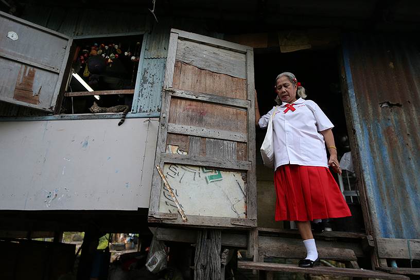 Аюттхая, Таиланд. Ученица школы для пожилых отправляется на занятия 