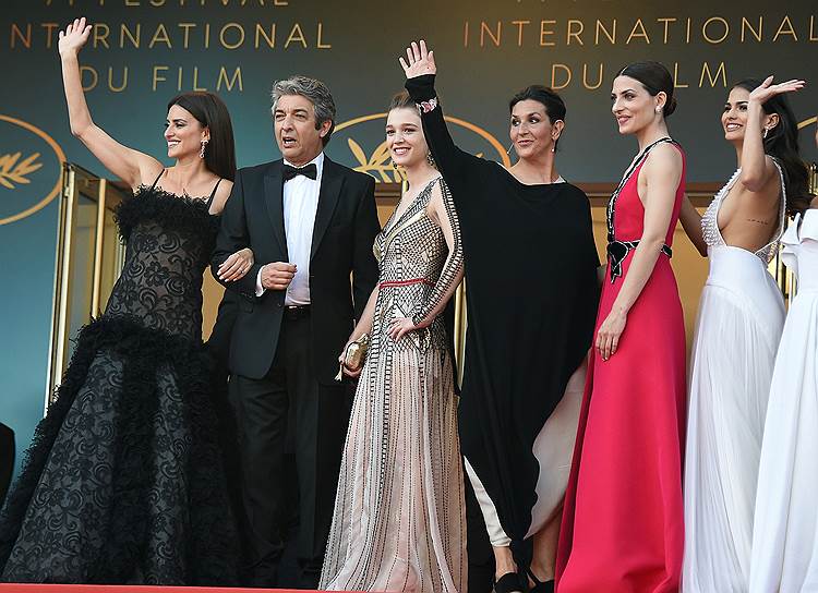 На фото слева направо: актеры Пенелопа Крус, Рикардо Дарин, Карла Кампра, Эльвира Мингес, Барбара Ленни и Сара Саламо 