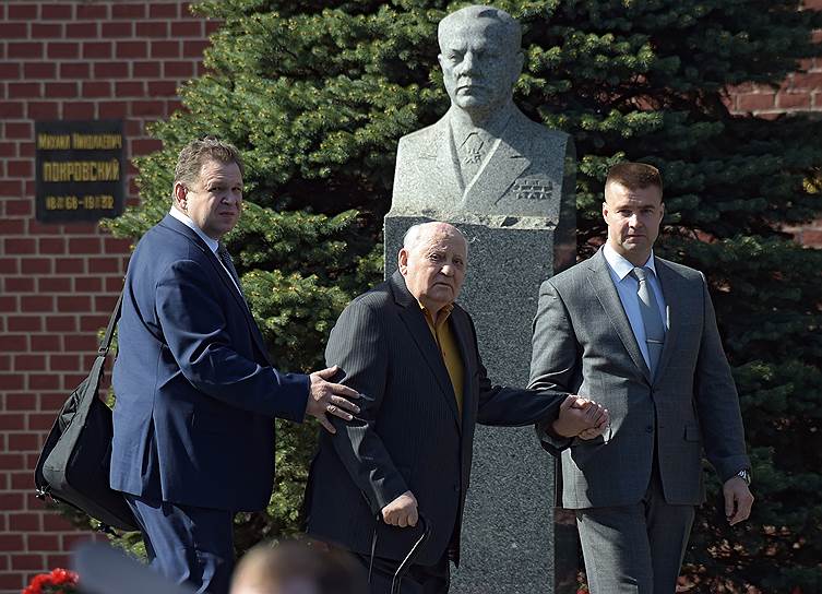 Первый президент СССР Михаил Горбачев (в центре) перед началом парада