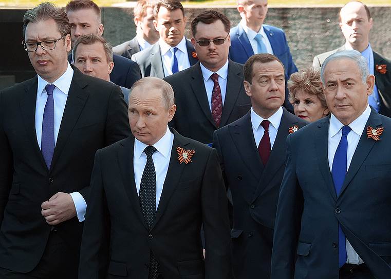 На фото слева направо: президент Сербии Александр Вучич, президент России Владимир Путин, председатель правителства РФ Дмитрий Медведев и премьер-министр Израиля Биньямин Нетаньяху перед началом парада  