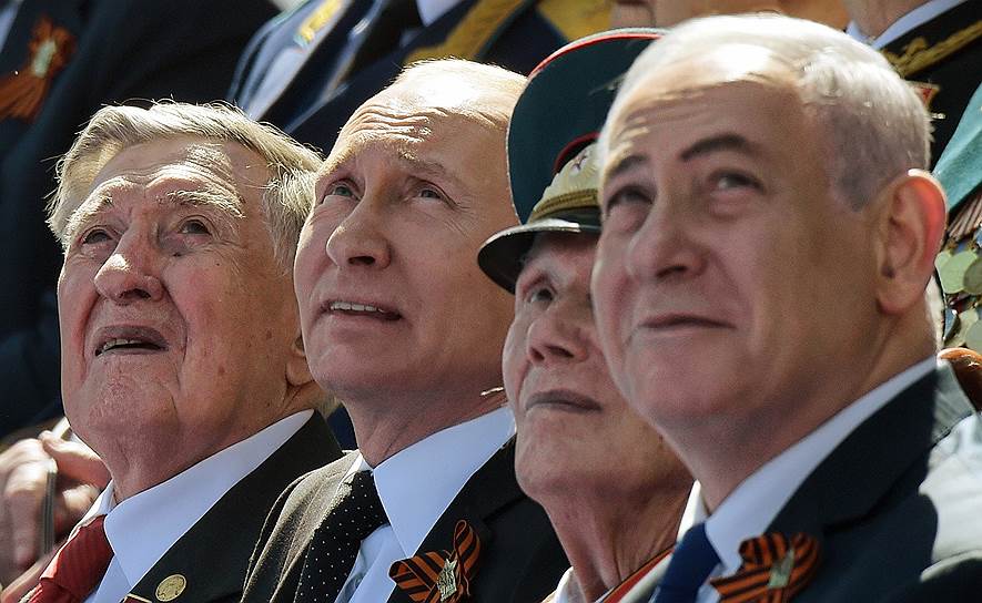 Президент России Владимир Путин наблюдает за парадом на Красной площади 
