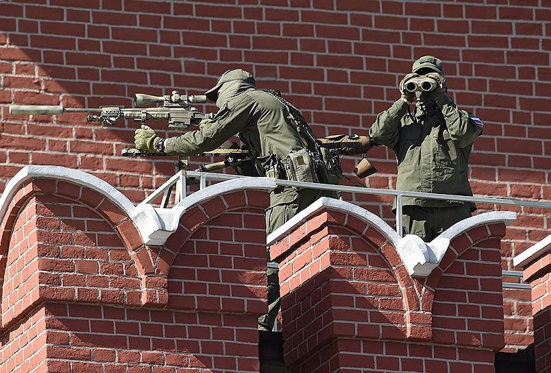 Снайперы во время боевого дежурства на Кремлевской стене  