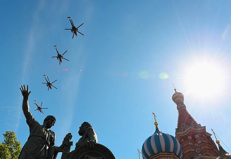 Парад военной авиации в небе над Красной площадью