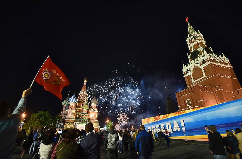 Праздничный салют на Красной площади в Москве