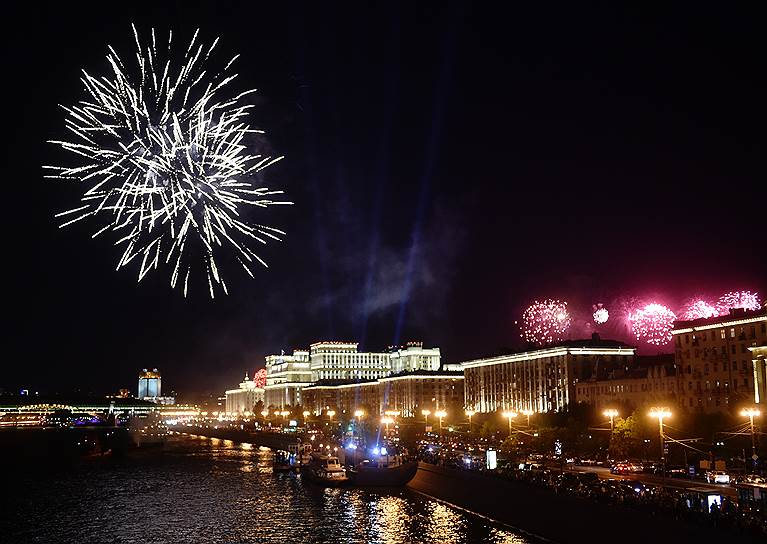 Праздничный салют на Москва-реке