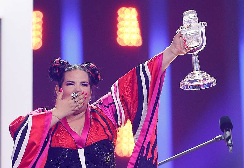 Победительница «Евровидения-2018» израильтянка Нетта получает награду