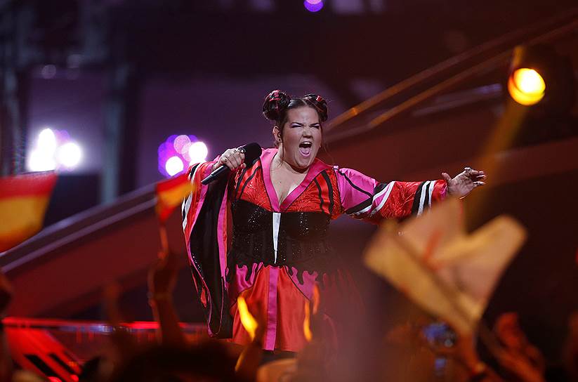 Победительница «Евровидения-2018» израильтянка Нетта во время выступления в финале