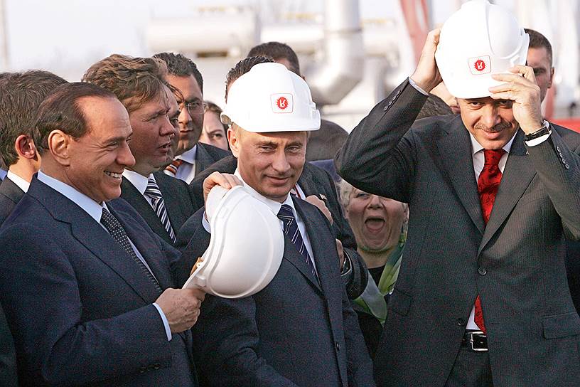 17 ноября 2005 года во время визита в Турцию Владимир Путин принял участие в официальном открытии трансчерноморского газопровода «Голубой поток» протяженностью 1213 км, строительство которого было завершено в декабре 2002 года. Затраты на строительство составили $3,2 млрд
