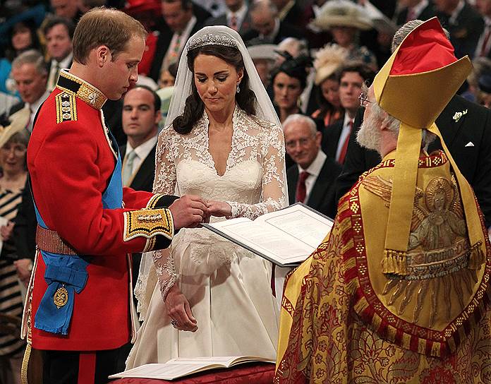 Свадьба принца Уильяма и Кейт Миддлтон запомнилась еще и кольцом, которое не хотело налезать невесте на палец