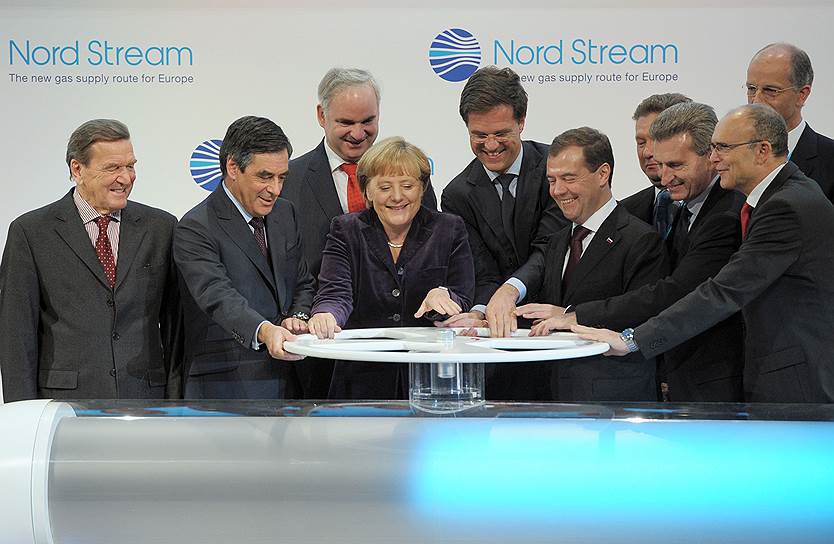 8 ноября 2011 года на тот момент президент России Дмитрий Медведев (на фото — пятый справа) принял участие в запуске российско-немецкого газопровода «Северный поток» в немецком Лубмине. Протяженность газопровода, строившегося с апреля 2010 года, составила 1224 км. Его стоимость оценивалась в €7,4 млрд