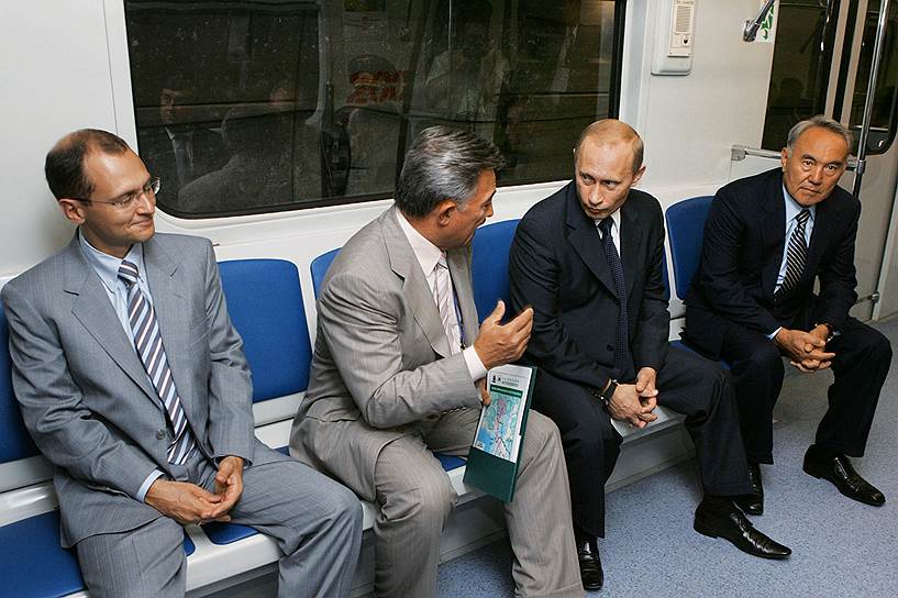 27 августа 2005 года Владимир Путин (на фото — второй справа) вместе с первыми лицами Татарстана, а также президентом Казахстана Нурсултаном Назарбаевым (справа) открыл первую линию казанского метрополитена. Строительство ветки из пяти станций сметной стоимостью 14,3 млрд руб. началось в 1997 году