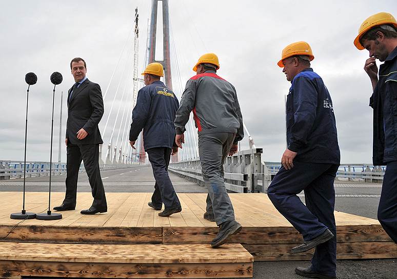 2 июля 2012 года премьер-министр Дмитрий Медведев (слева) принял участие в церемонии открытия моста Русский через пролив Босфор Восточный во Владивостоке. Мост, строившийся с 2008 года, был открыт к саммиту АТЭС. Стоимость строительства превысила 32 млрд руб.