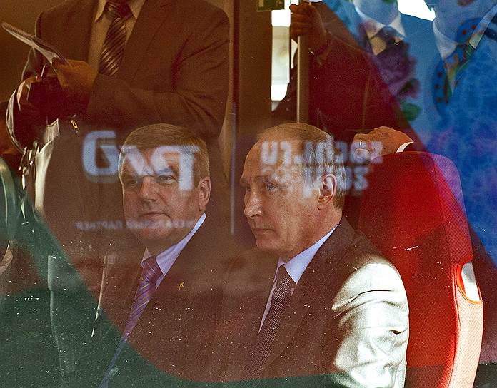 28 октября 2013 года Владимир Путин и президент Международного олимпийского комитета Томас Бах (слева) присутствовали на церемонии открытия нового железнодорожного вокзала в Адлере, приехав туда на поезде «Ласточка»