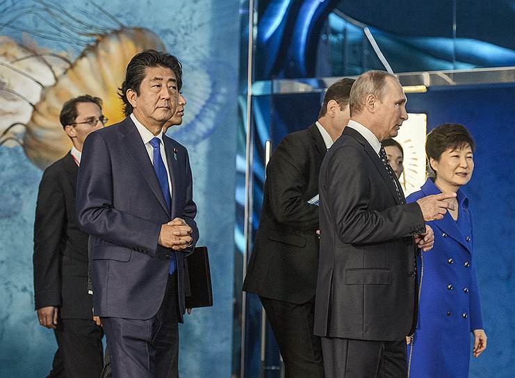 3 сентября 2016 года Владимир Путин вместе с президентом Южной Кореи Пак Кын Хе (справа) и премьер-министром Японии Синдзо Абэ (слева) открыл Приморский океанариум на острове Русский во Владивостоке. Стоимость строительства объекта площадью 37 тыс. кв. м оценивалась в 15,5 млрд руб.