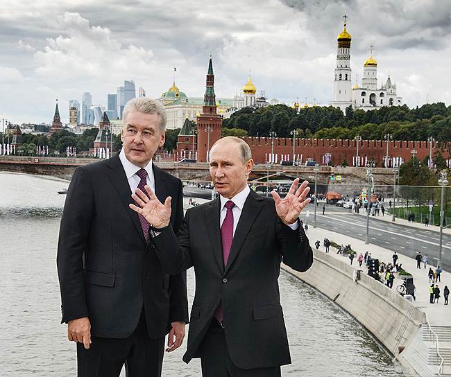 9 сентября 2017 года Владимир Путин вместе с мэром Москвы Сергеем Собяниным (слева) открыли парк «Зарядье» в центре столицы, созданный на месте снесенной в 2006 году гостиницы «Россия». Проект оценивался в 22–27 млрд руб.