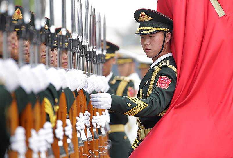Пекин, Китай. Военные готовятся к встрече премьер-министра Тринидада и Тобаго Кейта Роули у Дома народных собраний