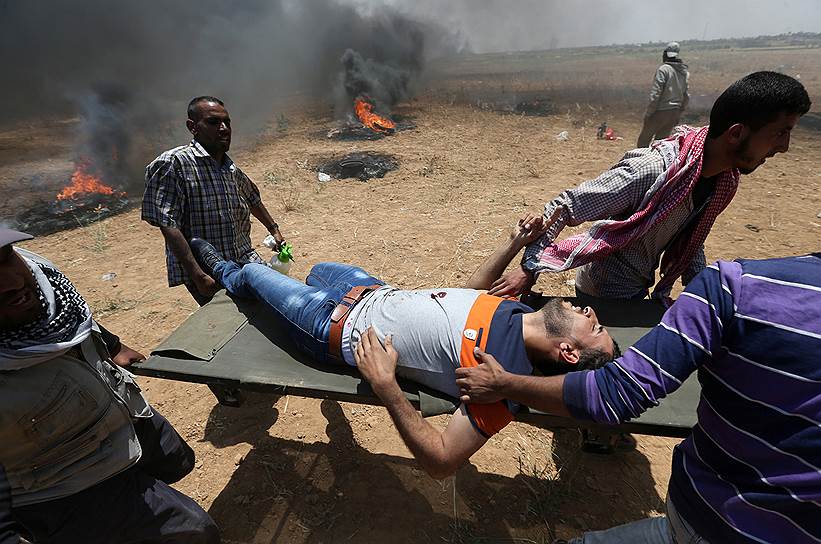 Сектор Газа. Эвакуация палестинца, раненного во время столкновений протестующих с силовиками на границе Палестины и Израиля
