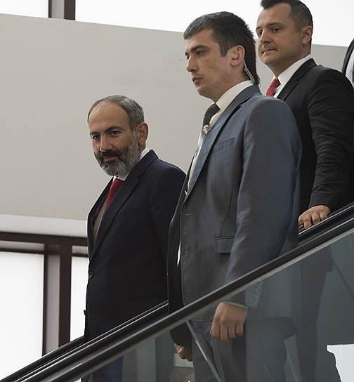 Премьер-министр Армении Никол Пашинян (слева)
